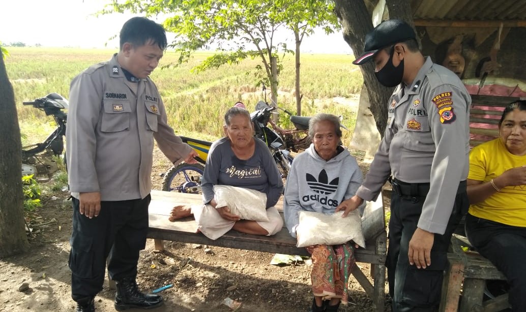 63 Paket Sembako Kembali Dibagikan Polsek Anjatan untuk Warga Kurang Mampu